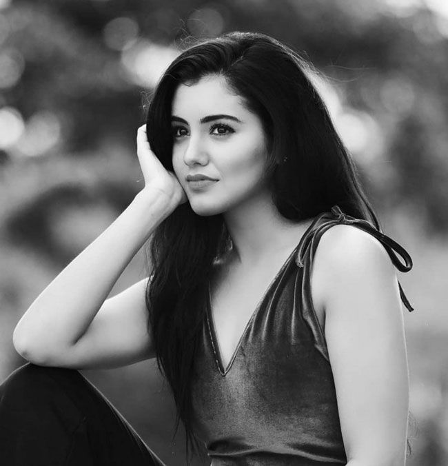 Malvika Sharma Instagram Wallpapers